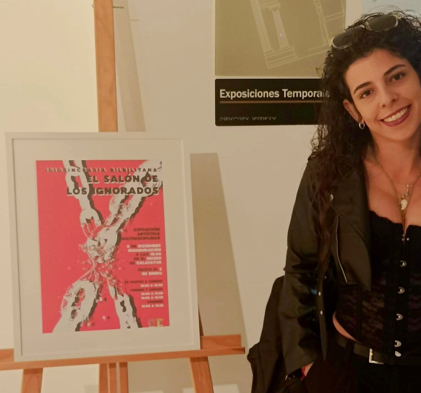 Sara del Río junto al cartel de la exposición Idiosincrasia Bilbilitana en el Museo de Calatayud