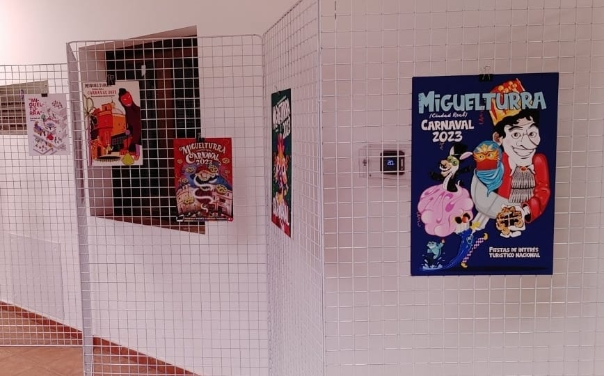 Carteles seleccionados del Carnaval de Miguelturra colgados en una exposición pública