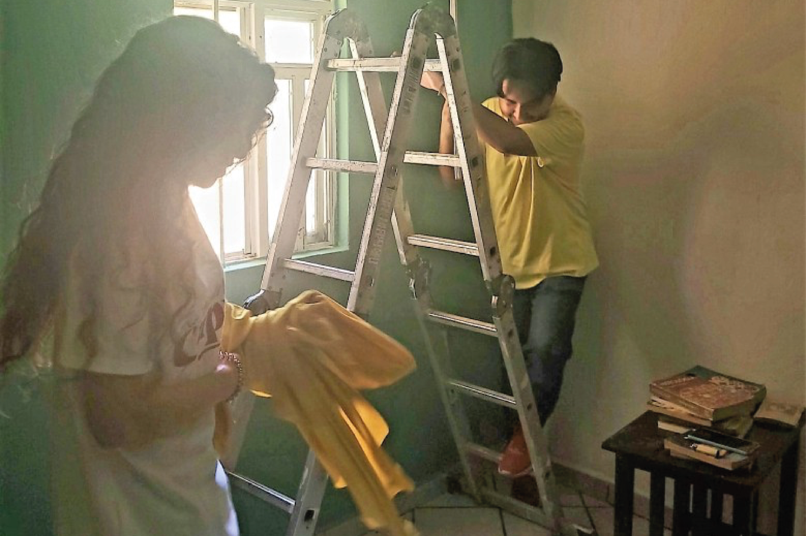 Preparación del rodaje en una habitación con escalera, antes de la grabación en Tepic