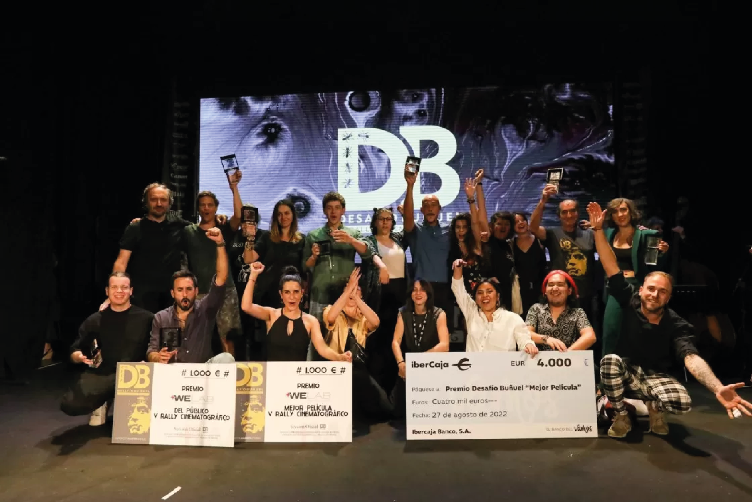 El equipo de El ángulo imperfecto sobre el escenario con los cheques del premio Desafío Buñuel