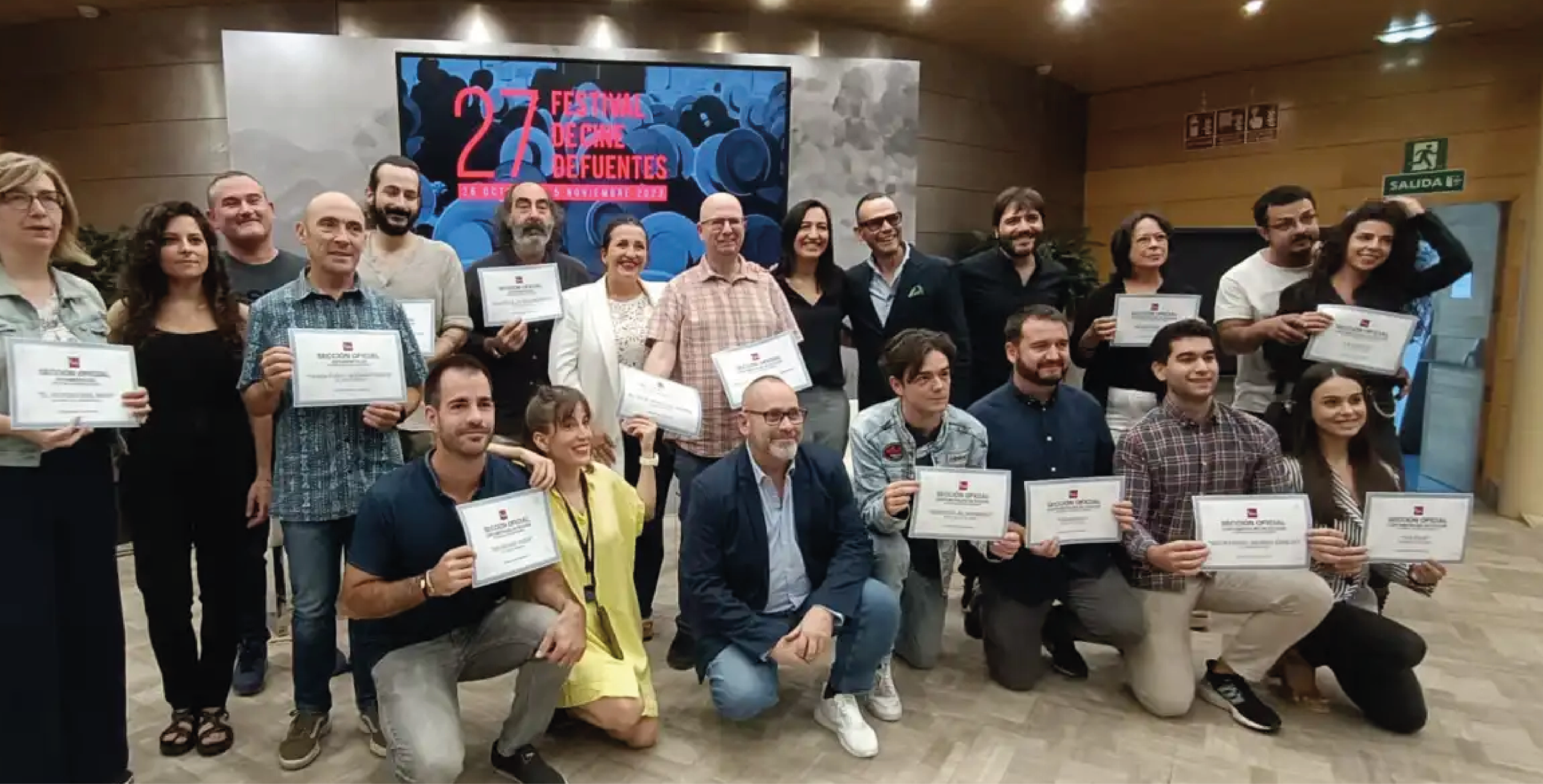 Equipo del cortometraje La Golfa con sus diplomas de la Sección Oficial del Festival de Cine de Fuentes